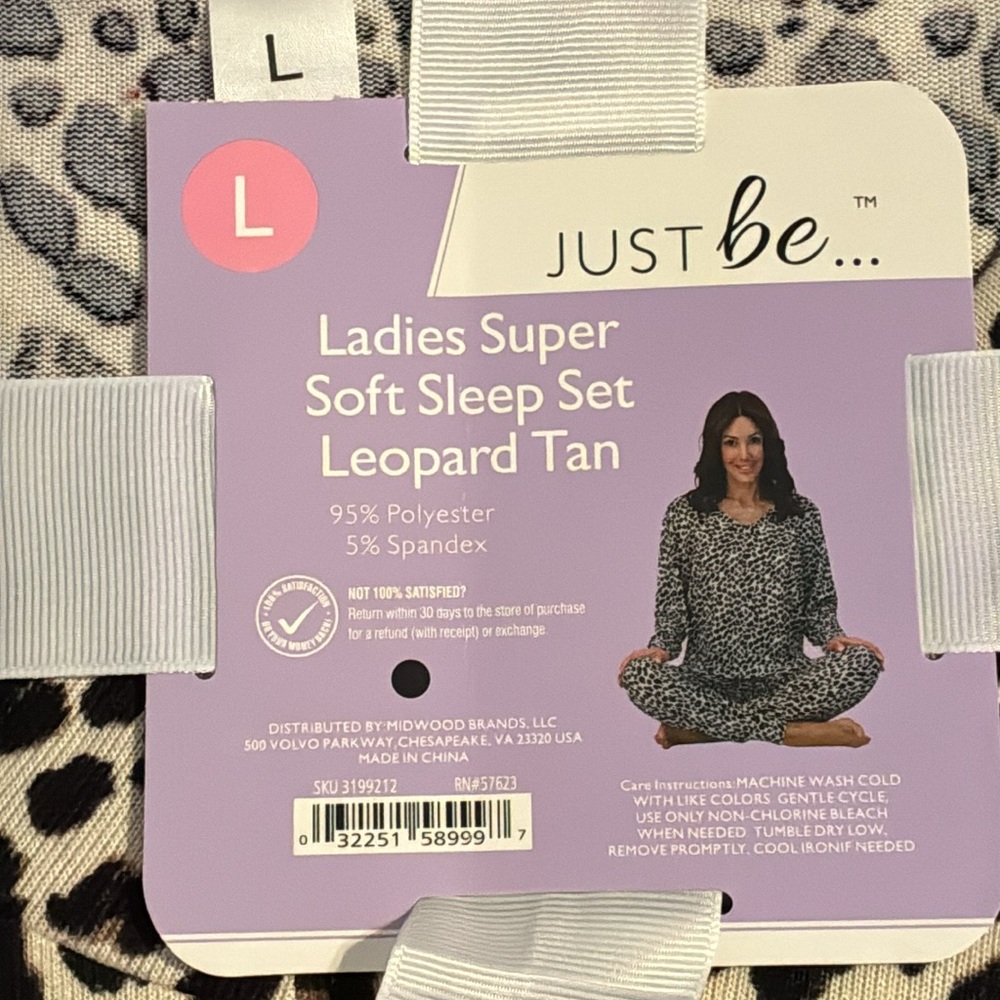 Leopard Print 2 Piece Pajama Sleepwear Size Large Long Sleeve Animal Print NWT - Picture 2 of 5
